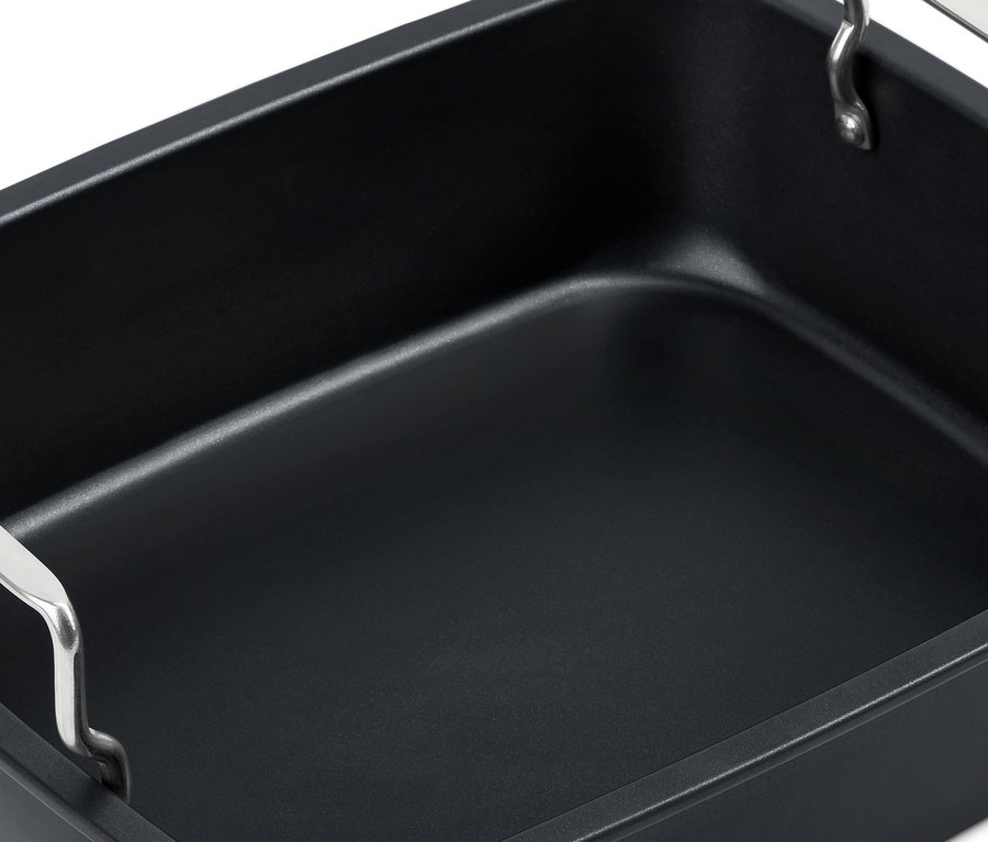 Detailansicht eines XL-Edelstahl-Bräters mit Rost.