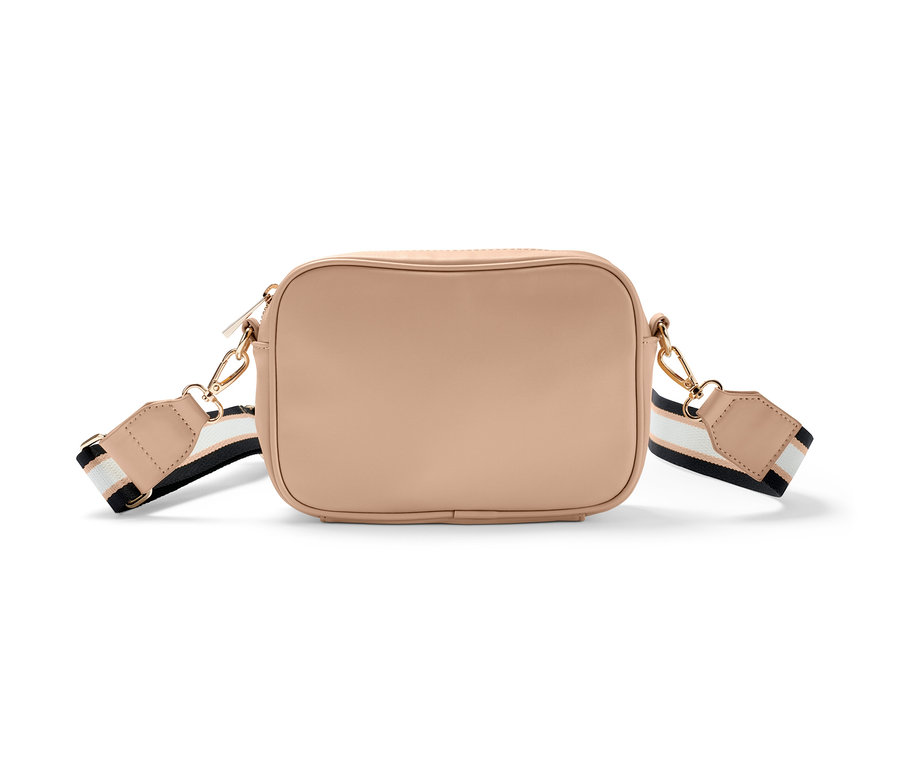 Beige Umhängetasche mit Zierriemen.