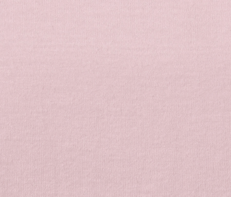 Detailaufnahme der Textur eines rosa Regenparkas.