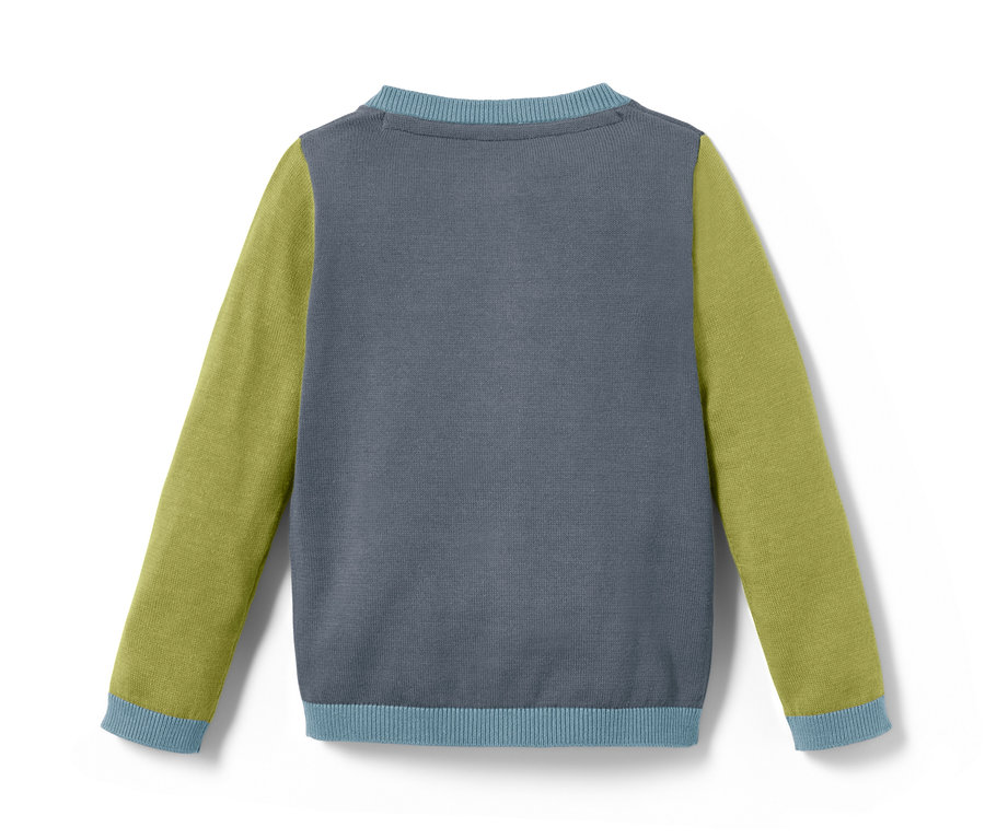 Detailansicht einer Baby-Strickjacke mit grauem Körper, grünen Ärmeln und blauen Bündchen.