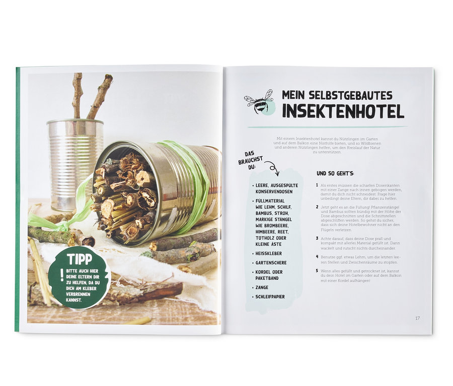 Offenes Buch mit Anleitung zum Bau eines Insektenhotels, daneben Blechdosen mit Zweigen. Buch »Expedition Vitamine«