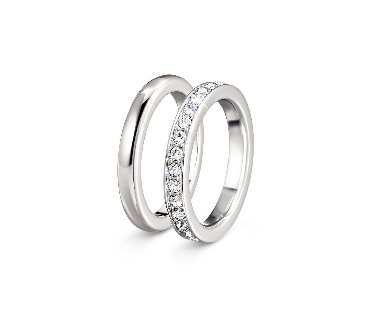 Zwei silberne Ringe, einer davon ein Memoire-Ring veredelt mit Kristallen von Swarovski®.