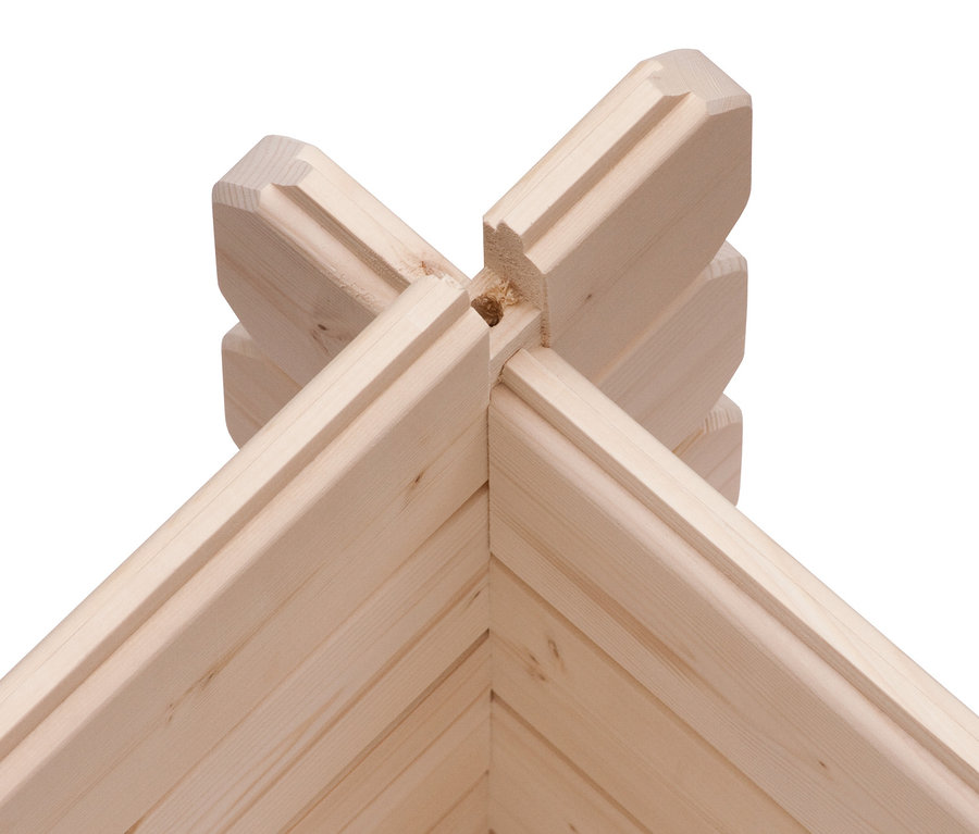 Detail einer Ecke eines Gartenhauses aus naturbelassenem Holz.