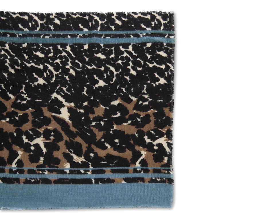 Detailansicht eines Schals mit Leopardenmuster.