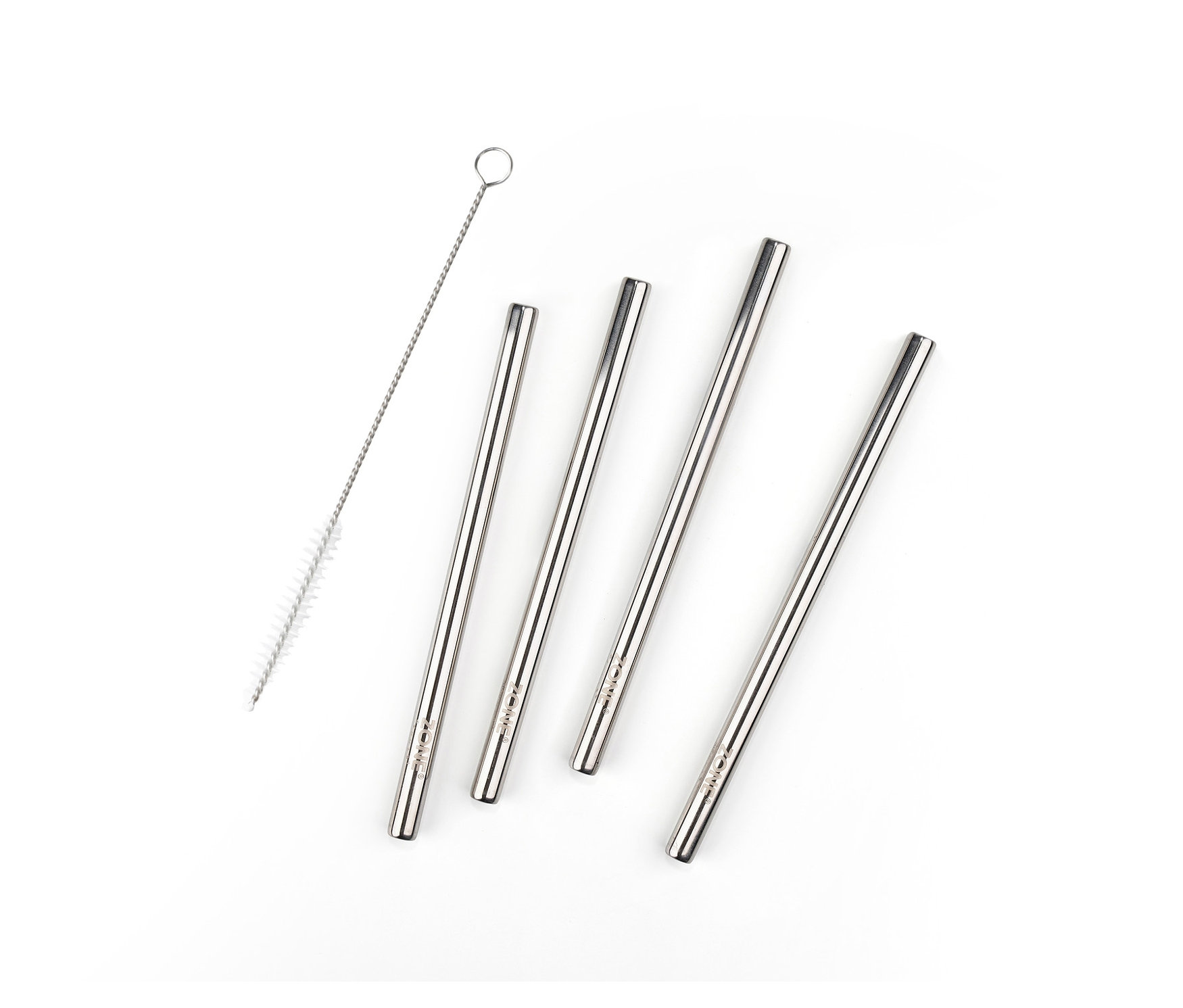 Vier silberne Metall ZONE DENMARK-Trinkhalme, 4er-Set, ca. 15 cm und eine Reinigungsbürste liegen auf einer weißen Oberfläche.