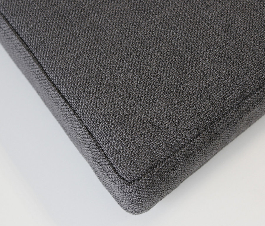 Detailansicht eines grauen, ergonomischen Sitzkissens »Fremont« auf weißem Hintergrund.