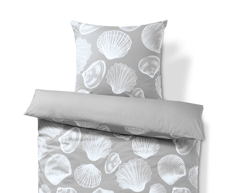 Graue Perkal-Bettwäsche mit weißen Muschelmotiven, Normalgröße, Doppelgröße und Übergröße.