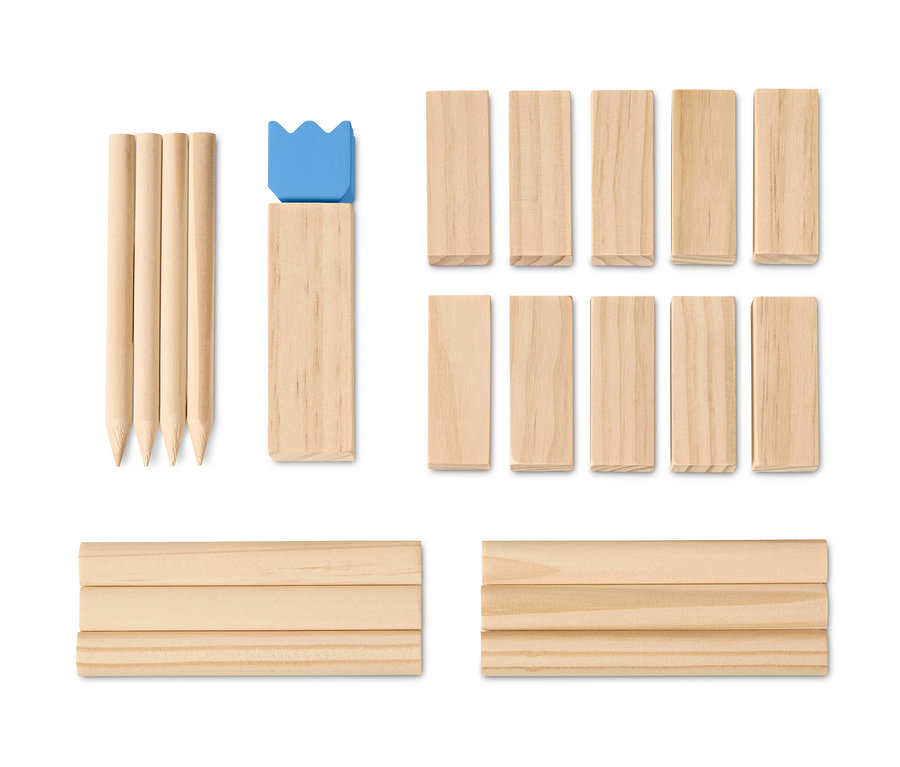 Ein Mini-Kubb-Spiel auf einem weißen Hintergrund.