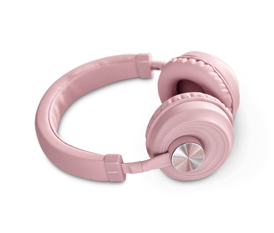Roséfarbene On-Ear-Bluetooth®-Kopfhörer liegen auf einem weißen Hintergrund.