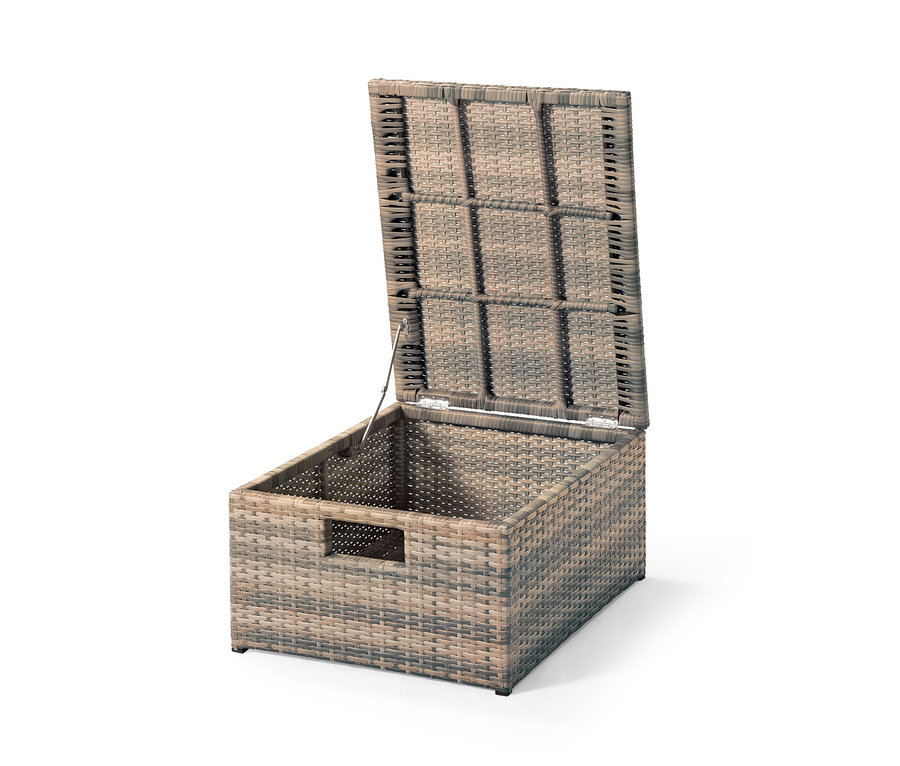 Geöffneter brauner Rattanspeicher.