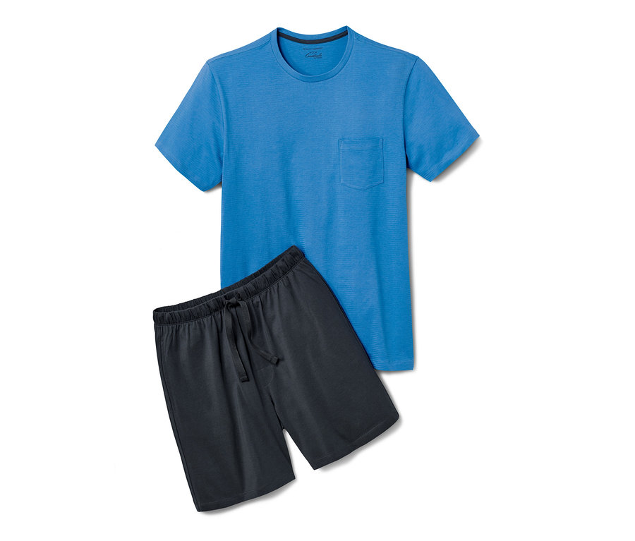 Ein blaues T-Shirt und eine schwarze Shorty-Pyjama.