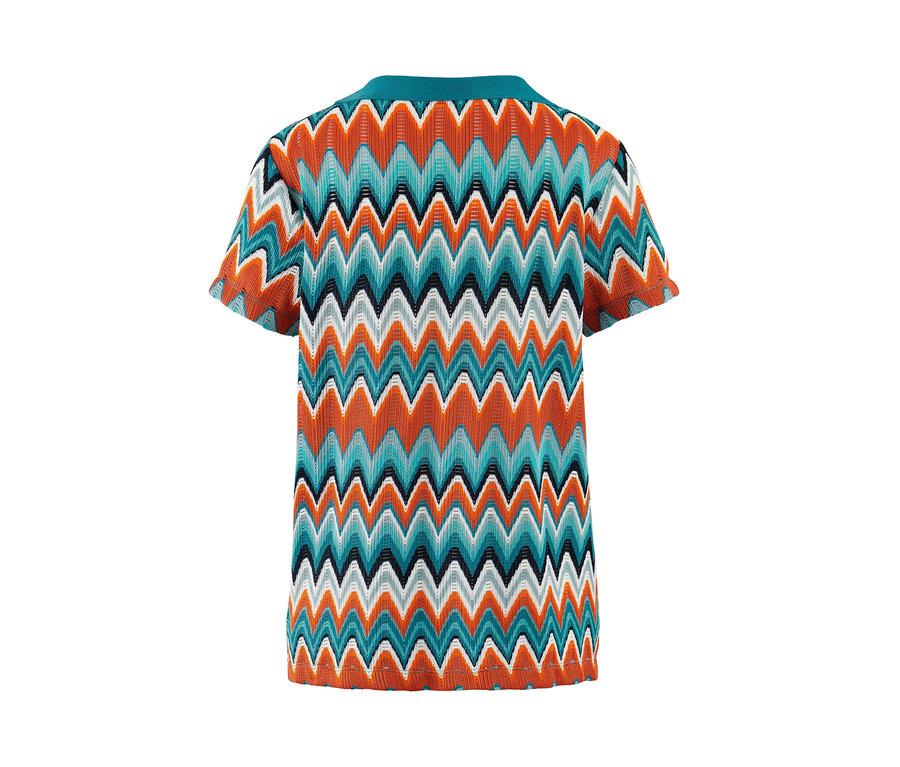 Detailansicht eines Strickshirts mit Zickzackmuster in Orange, Türkis und Weiß.