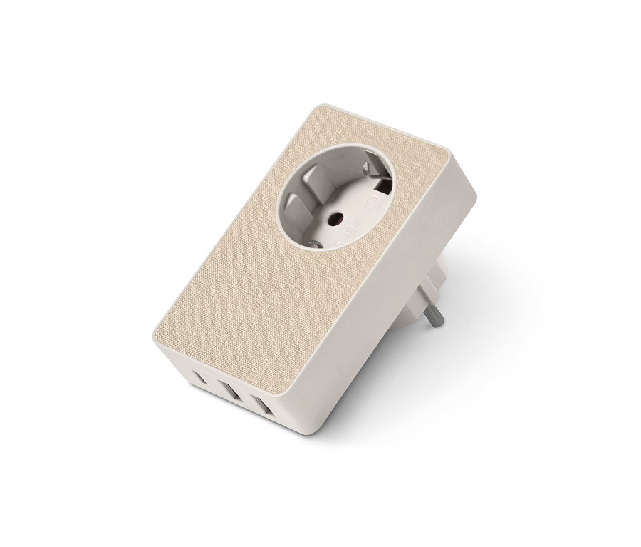 Nahaufnahme eines 4-in-1-USB-Steckdosenadapters auf weißem Hintergrund.