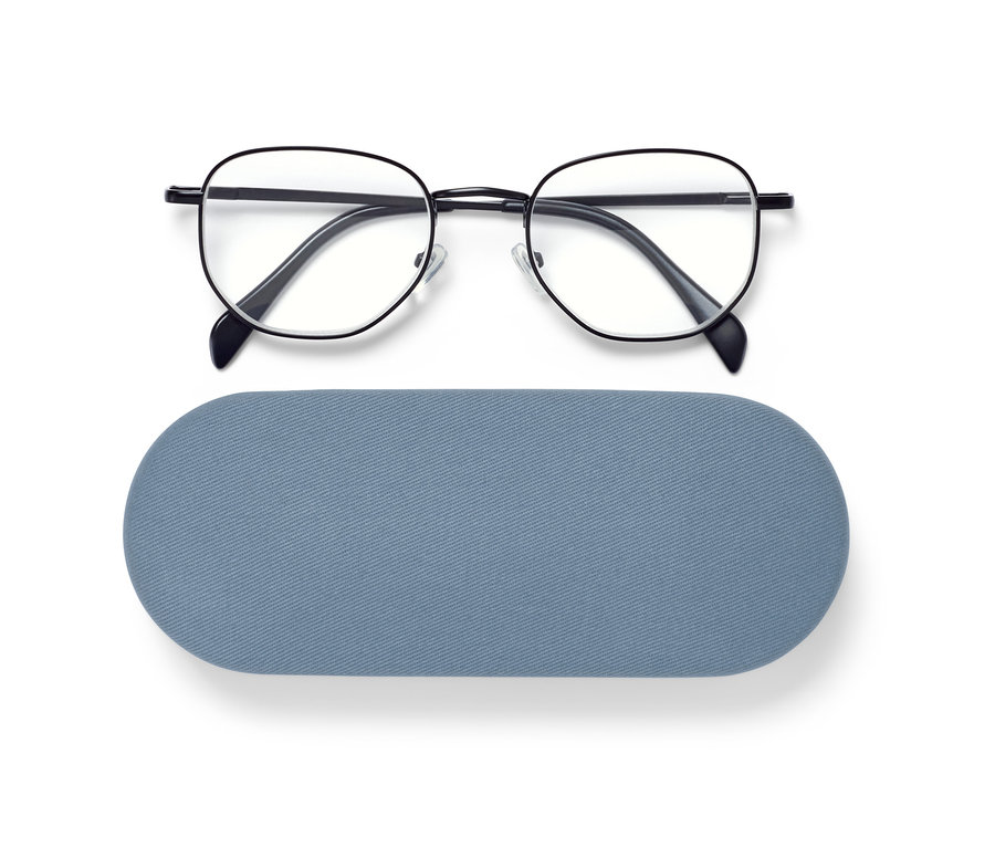 Eine schwarze Lesebrille mit Brillenetui liegt auf einem weißen Hintergrund.
