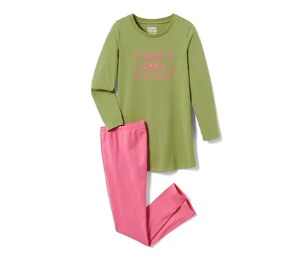 Grüner Kinderpyjama mit rosa Kassettenaufdruck und rosa Hose.