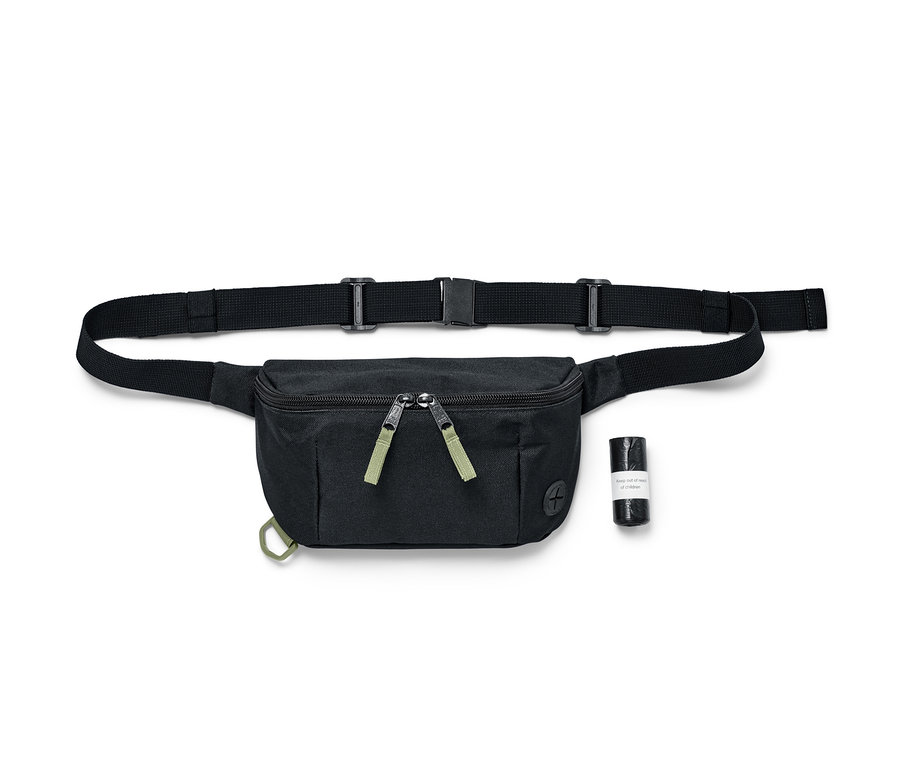 Schwarze Hunde-Gassitasche mit schwarzem Gürtel und einer schwarzen Rolle Hundekotbeutel auf einem weißen Hintergrund.