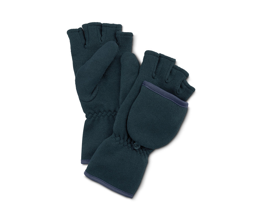 Nahaufnahme von zwei marineblauen Strickfleece-Klappfäustlingen vor einem weißen Hintergrund. Ein Fäustling ist zugeklappt, der andere hat die Klappe geöffnet.