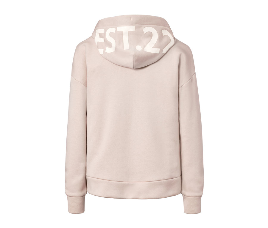 Rückansicht eines beigen Hoodies mit der Aufschrift EST.22 auf der Kapuze.