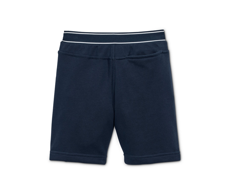 Marineblaue Sweatshorts mit weiß gestreiftem Bund.