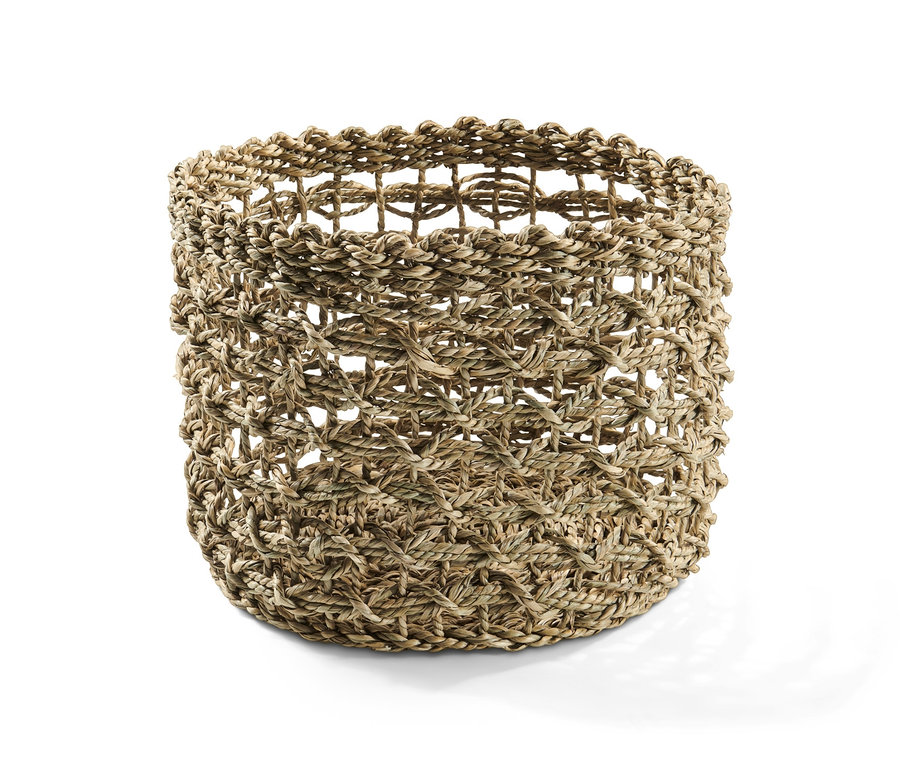 Ein geflochtener Aufbewahrungskorb auf weißem Hintergrund.