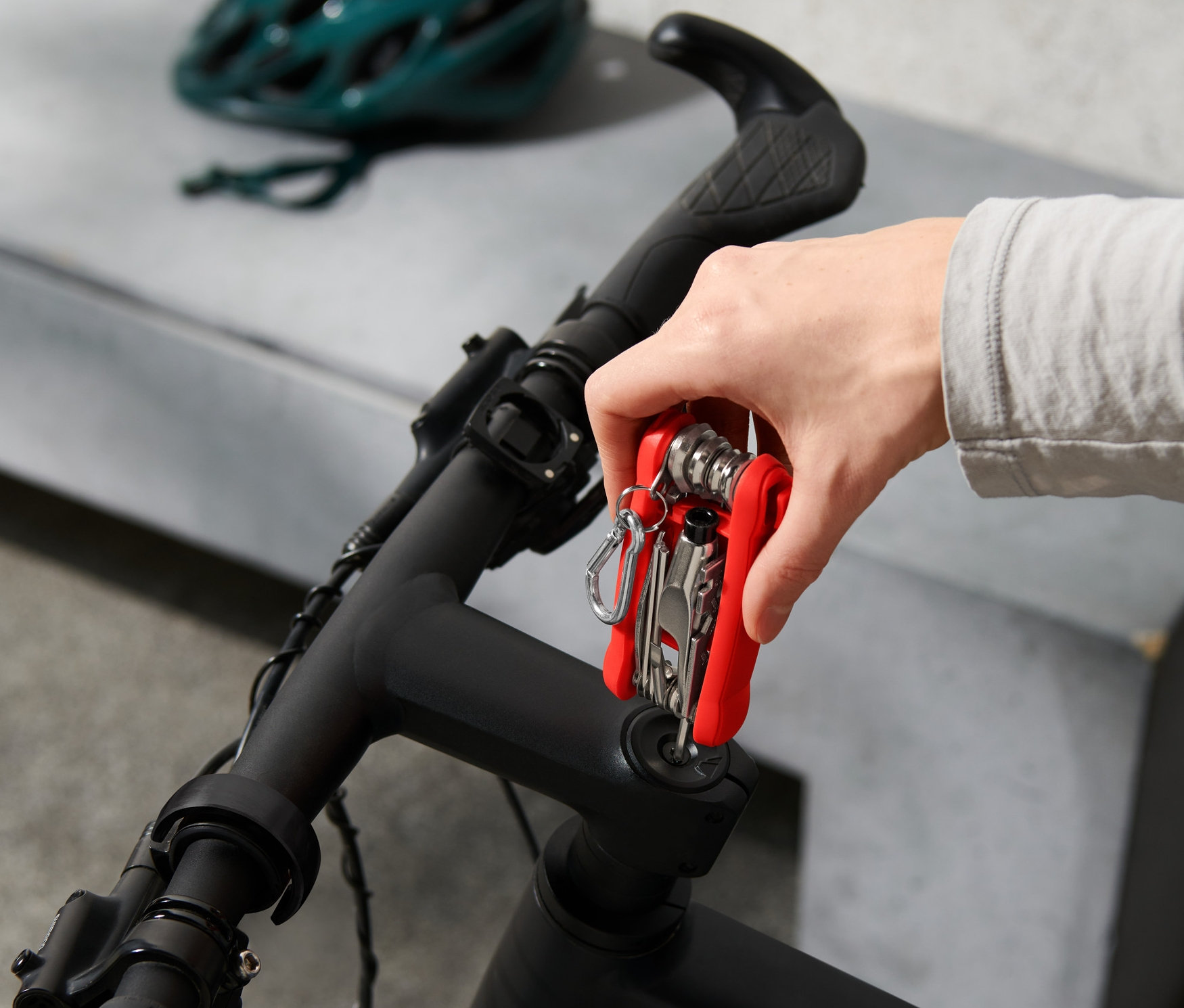 Hand hält Fahrrad-Multifunktionswerkzeug am Fahrrad.