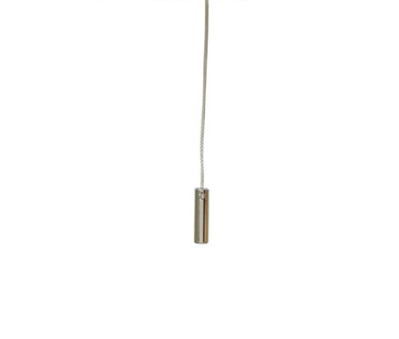 Eine LED-Outdoor-Hängeleuchte mit einem schwarzen Käfig und einem beigen Korb.
