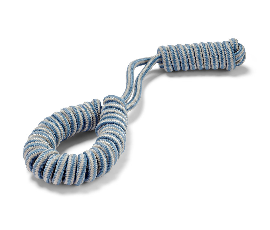 Hellblaues und weißes Hunde-Zerrspielzeug.