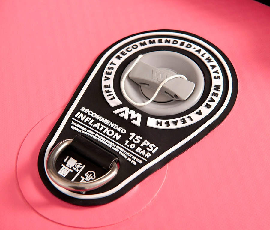Detail eines Ventils und Befestigungspunktes auf einem rosa Aqua Marina Coral SUP-Board.