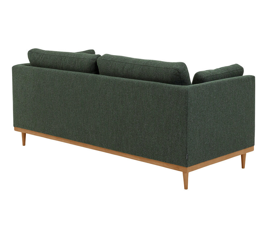 Grünes 3-Sitzer-Sofa »Larsen« mit Holzrahmen und Beinen.