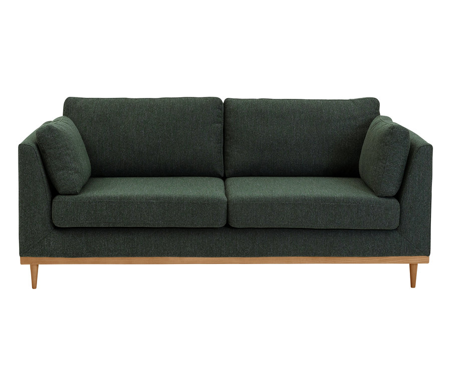 Grünes 3-Sitzer-Sofa »Larsen« mit Holzfüßen.