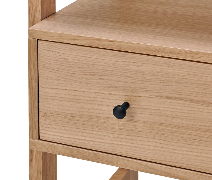 Detailaufnahme eines Regals aus Eichenholz mit einem schwarzen Griff.