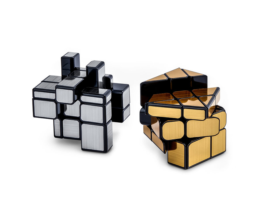Zwei IQ-Würfel in Silber und Gold.