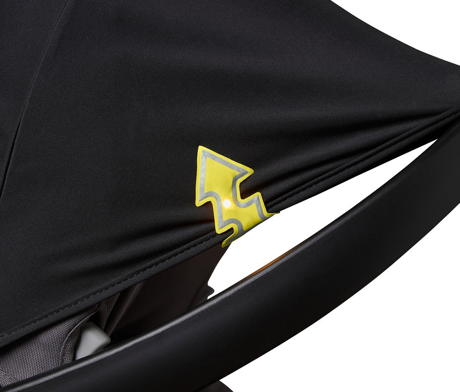 Detail einer schwarzen Kinderwagenabdeckung mit 3 LED-Magnet-Lichtern »Blitz«.