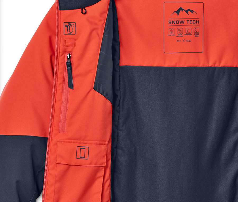Detailansicht einer rot-blauen Skijacke.