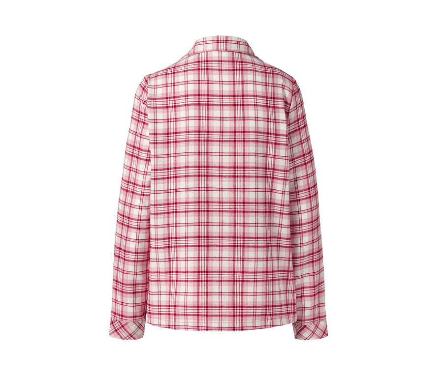 Detailansicht eines rot-weiß karierten Flanell-Pyjamas.