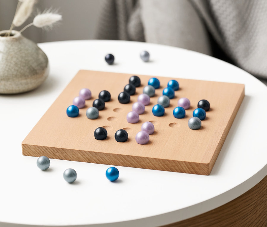 Murmel-Brettspiel auf einem Tisch.