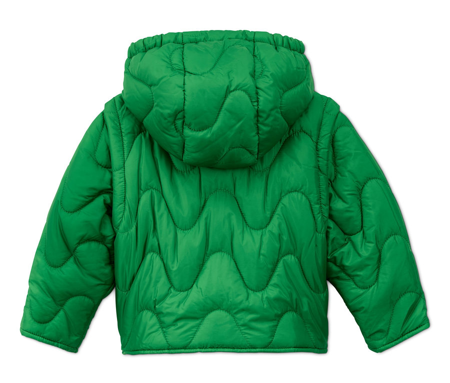 Rückansicht einer Steppjacke aus recyceltem Material.