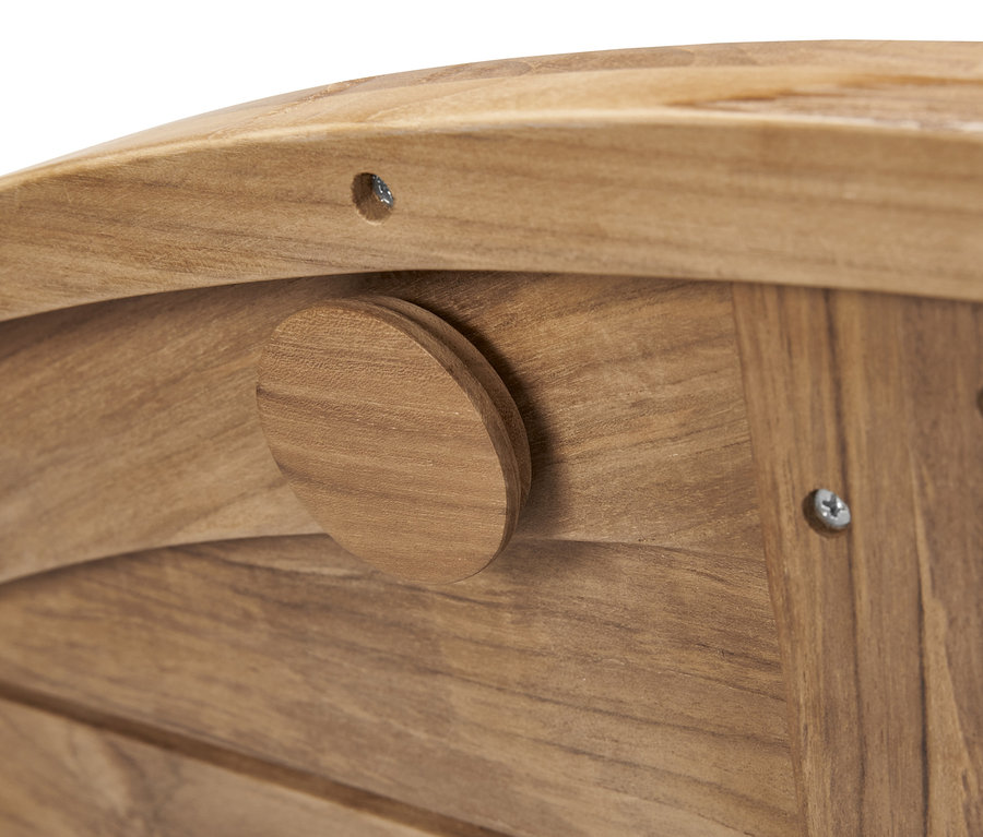 Detailansicht eines Teakholztisches mit einem Stopfen.