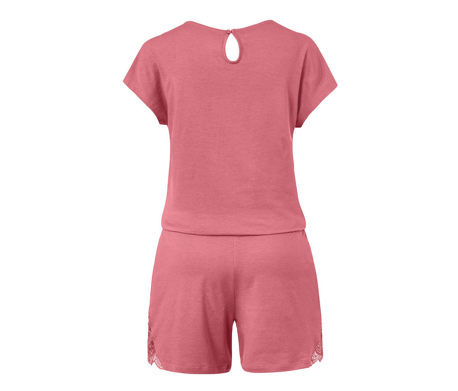 Rückansicht eines Jumpsuit-Pyjamas mit kurzen Ärmeln und Shorts mit Spitzenbesatz.
