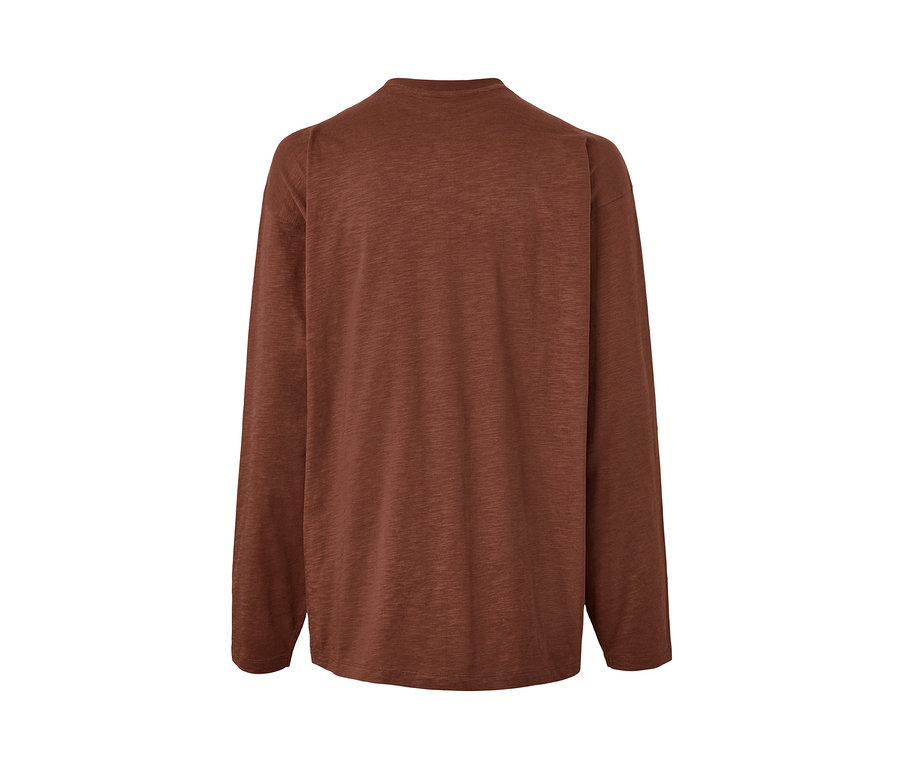 Detailansicht eines braunen Langarmshirts aus Baumwolle aus nachhaltigen Quellen; Teil eines 2er-Sets.