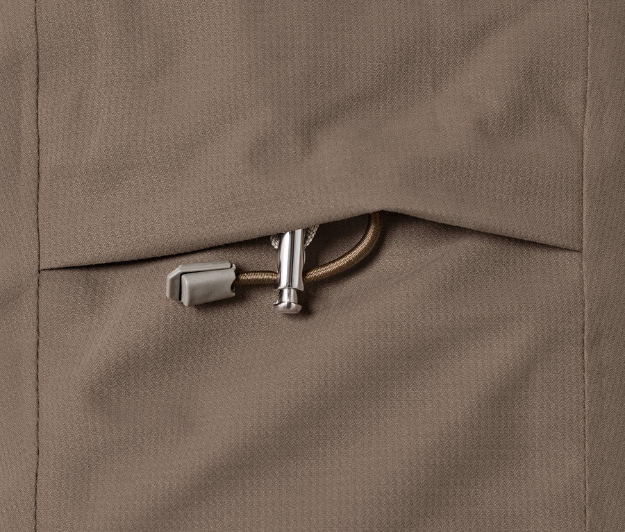 Detailansicht eines taupefarbenen Thermo-Mantels mit Kordelzug.