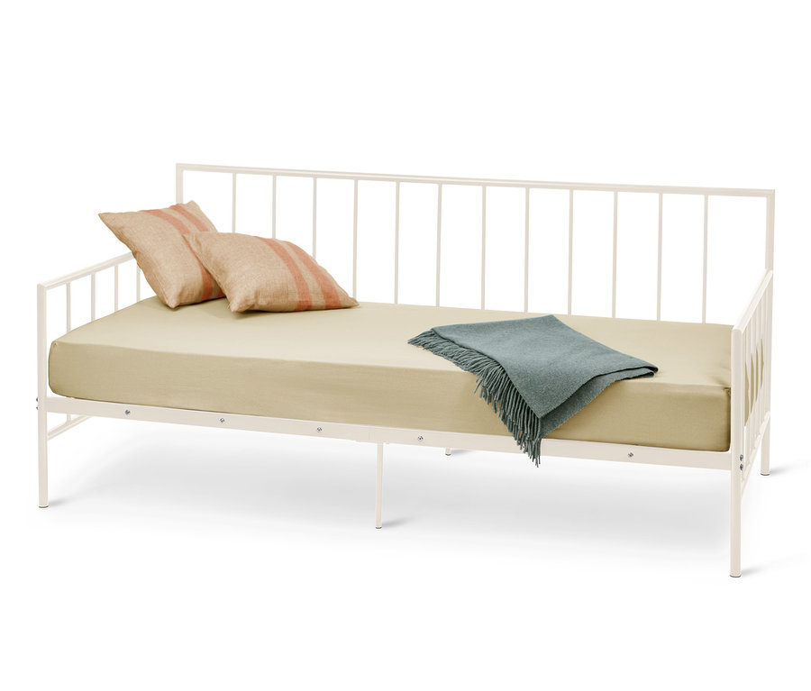 Ein Daybed, ca. 90 x 200 cm, mit beigem Betttuch, zwei gestreiften Kissen und einer blaugrünen Decke.