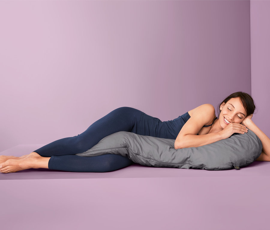 Frau liegt seitlich auf XL-Seitenschläferkissen.