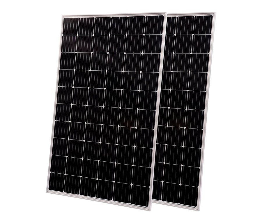 Zwei Solar-Balkonkraftwerke 600 W »TX220« ohne Halterung vor weißem Hintergrund.