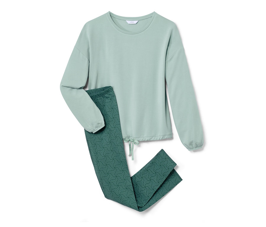 Ein Leggings-Pyjama, bestehend aus einem hellgrünen, langärmeligen Oberteil und einer gemusterten Leggings.