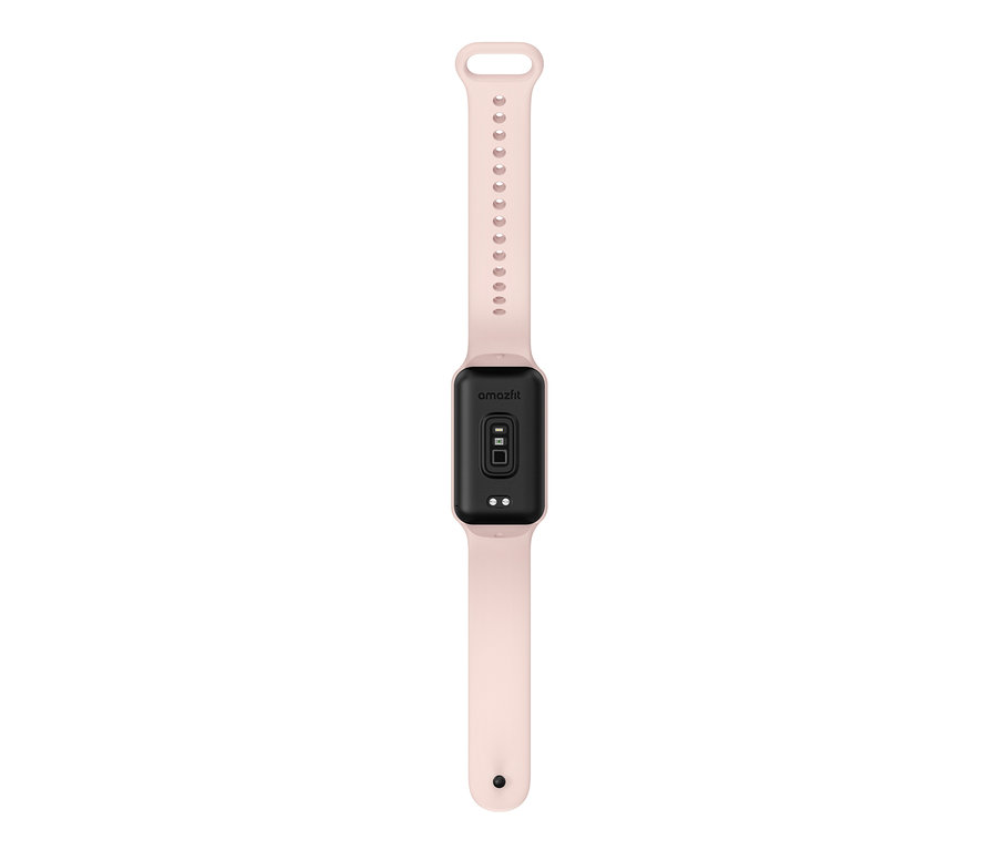 Ein pinkfarbener Amazfit Band 7 Aktivitätstracker liegt auf einem weißen Hintergrund.
