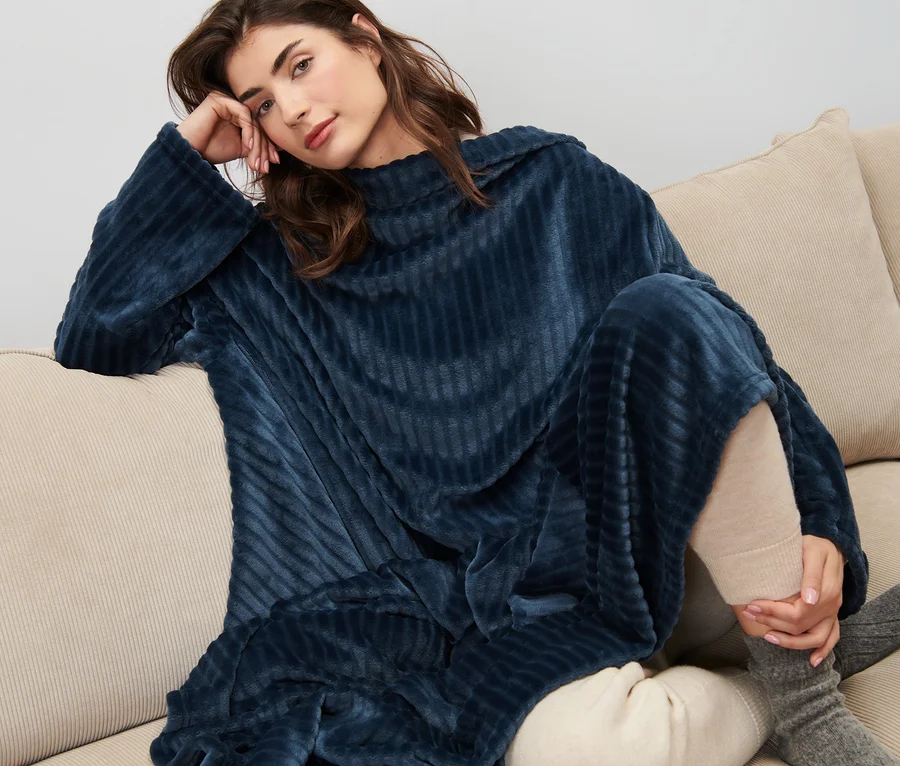 Kuscheldecke mit integrierten Ärmeln bei Tchibo kaufen