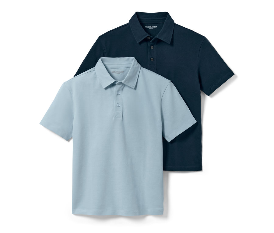 Zwei Kinder-Poloshirts, eins hellblau und eins dunkelblau, liegen übereinander.