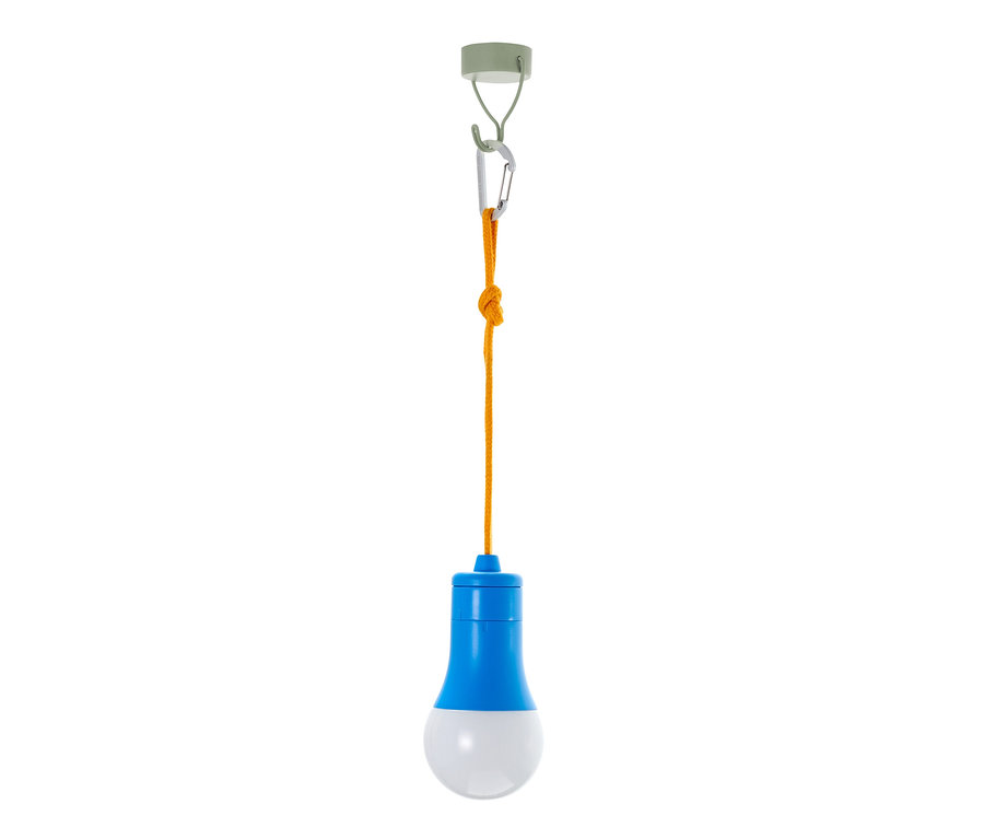Eine blaue Glühbirne hängt an einer orangefarbenen Schnur, die an einem 3 Magnethaken befestigt ist.