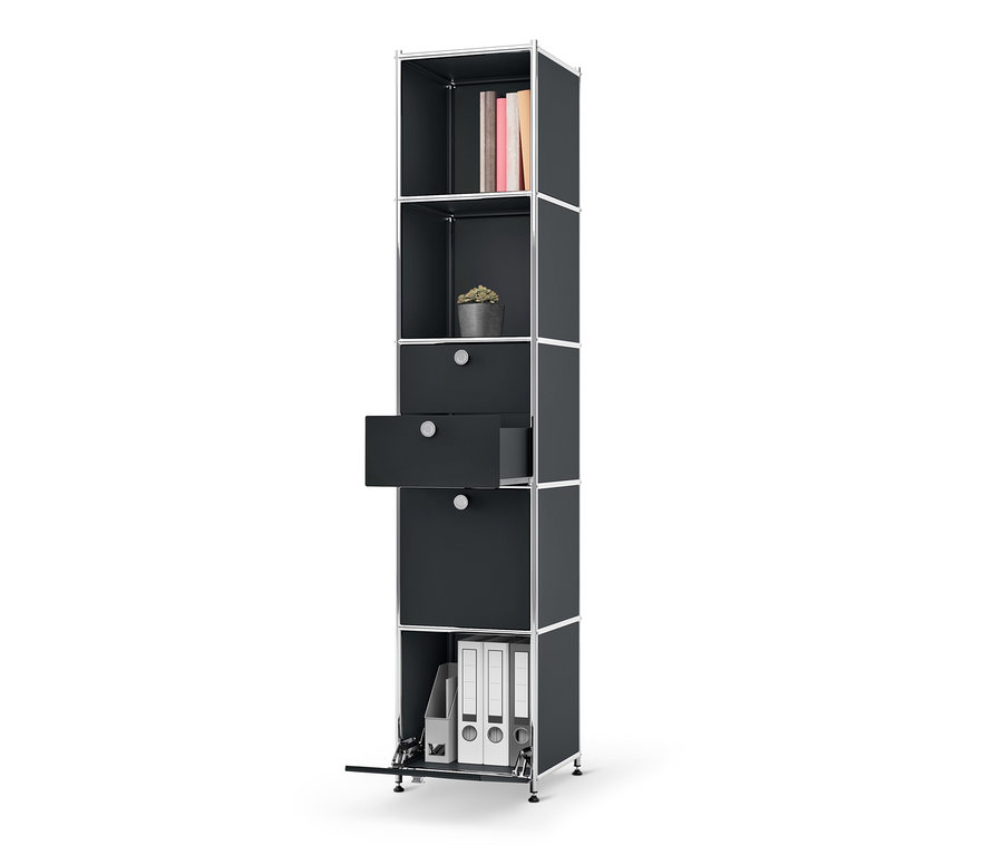Schwarzes Metallregal »CN3« mit 2 Klappenfächern und 2 Schubladen. Eine Schublade ist offen, oben Bücher und eine Pflanze.